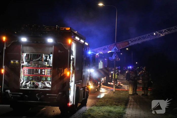 Flinke vlammen vanwege brand in dak van woning