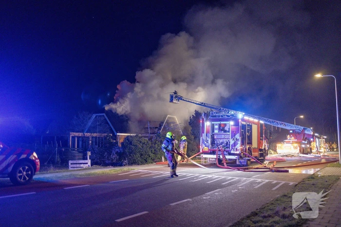 Flinke vlammen vanwege brand in dak van woning