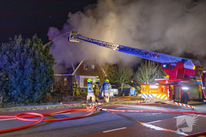 Flinke vlammen vanwege brand in dak van woning