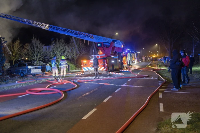 Flinke vlammen vanwege brand in dak van woning
