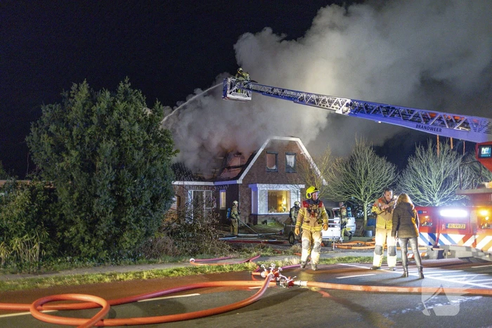 Flinke vlammen vanwege brand in dak van woning
