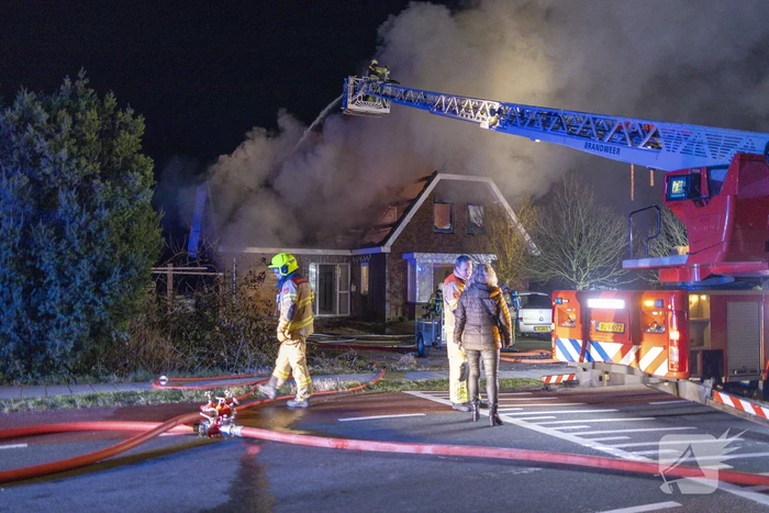 Flinke vlammen vanwege brand in dak van woning