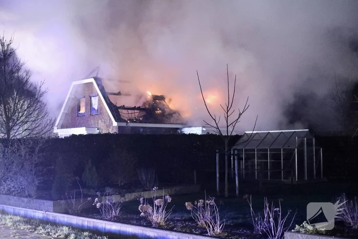 Flinke vlammen vanwege brand in dak van woning