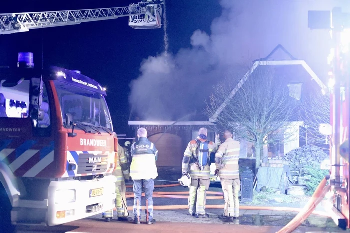 Flinke vlammen vanwege brand in dak van woning