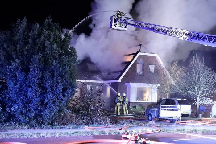 Flinke vlammen vanwege brand in dak van woning