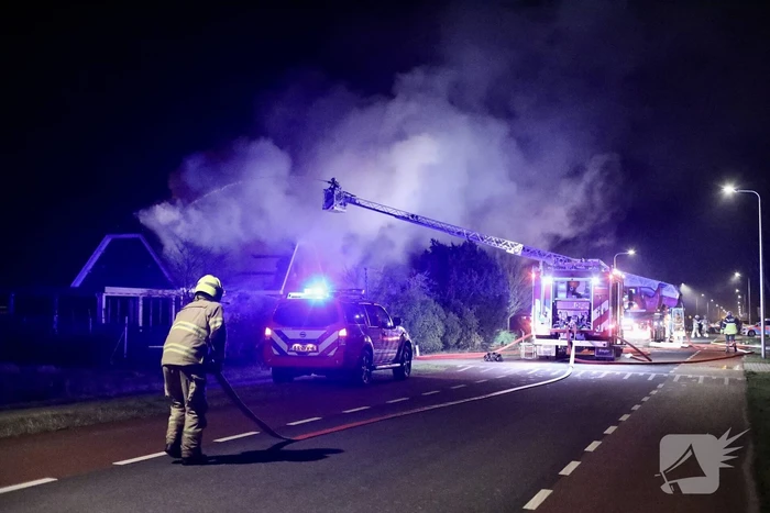 Flinke vlammen vanwege brand in dak van woning