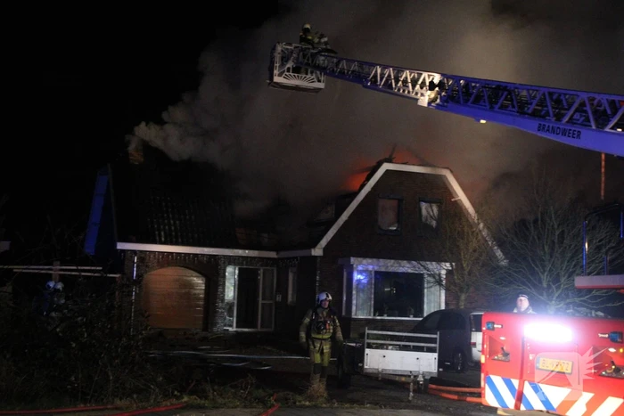 Flinke vlammen vanwege brand in dak van woning