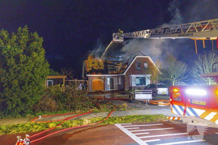 Flinke vlammen vanwege brand in dak van woning
