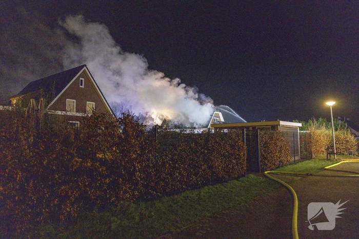 Flinke vlammen vanwege brand in dak van woning