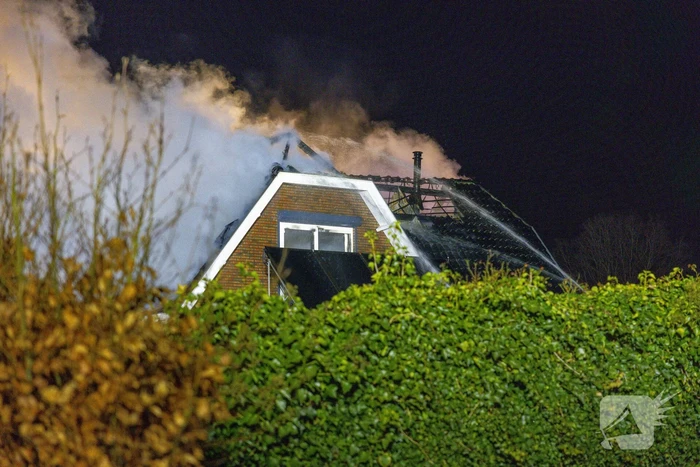 Flinke vlammen vanwege brand in dak van woning