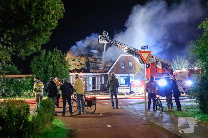 Flinke vlammen vanwege brand in dak van woning