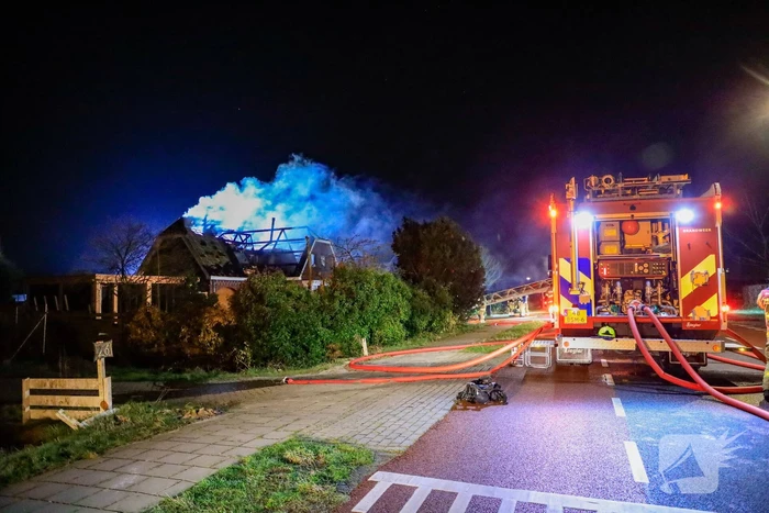 Flinke vlammen vanwege brand in dak van woning