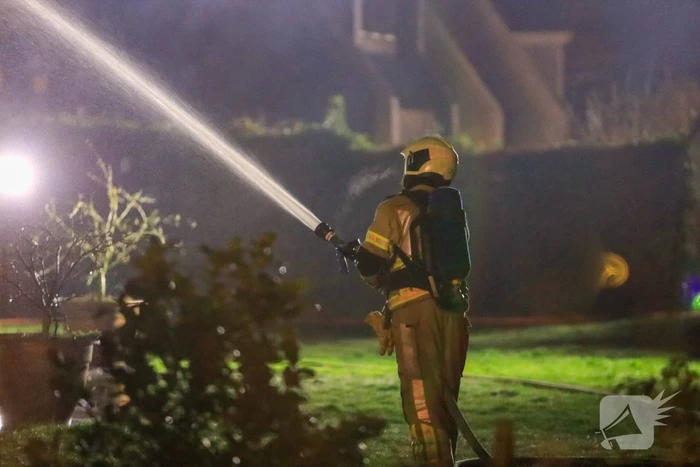 Flinke vlammen vanwege brand in dak van woning