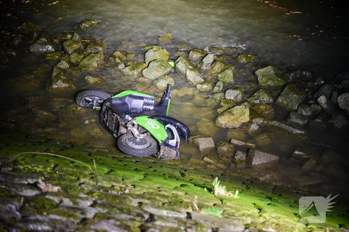 Zoekactie nadat scooter in waterkant wordt aangetroffen