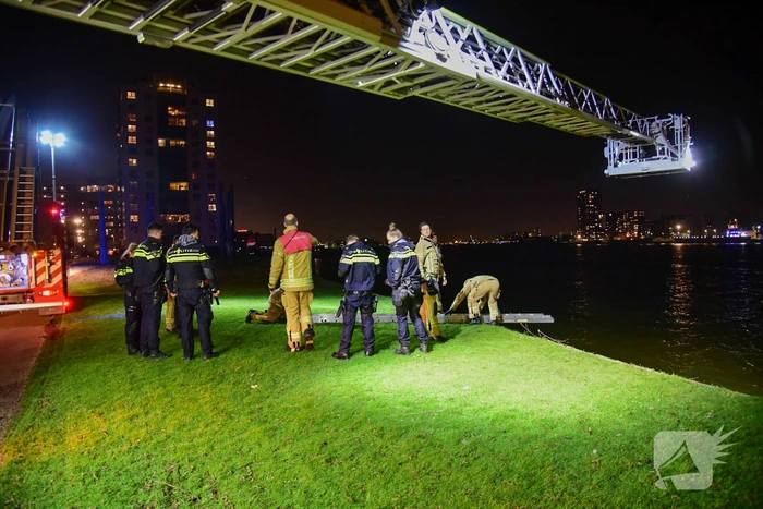 Zoekactie nadat scooter in waterkant wordt aangetroffen