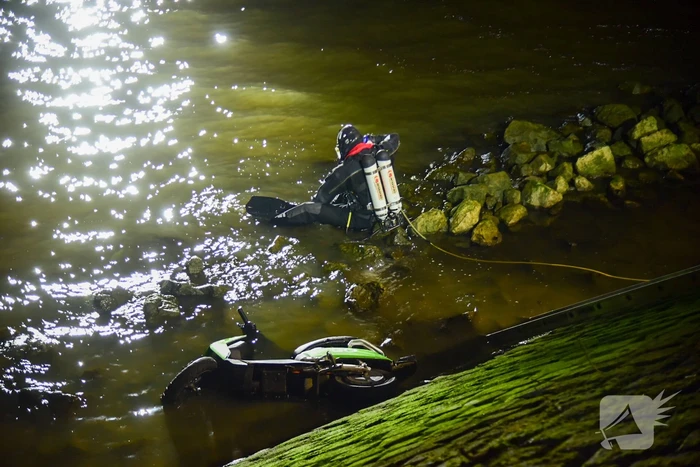 Zoekactie nadat scooter in waterkant wordt aangetroffen