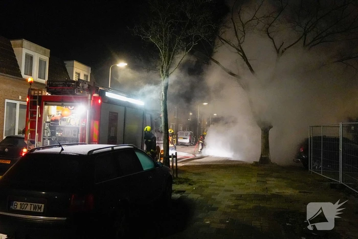 Veel rook bij brand in geparkeerde auto