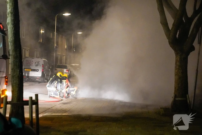 Veel rook bij brand in geparkeerde auto