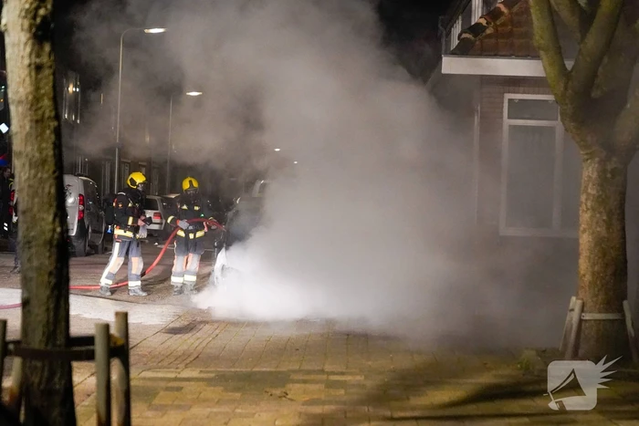 Veel rook bij brand in geparkeerde auto