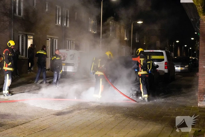 Veel rook bij brand in geparkeerde auto