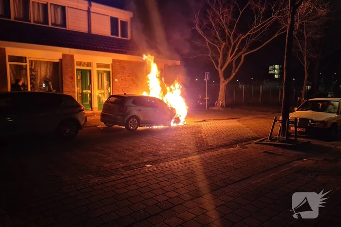 Veel rook bij brand in geparkeerde auto