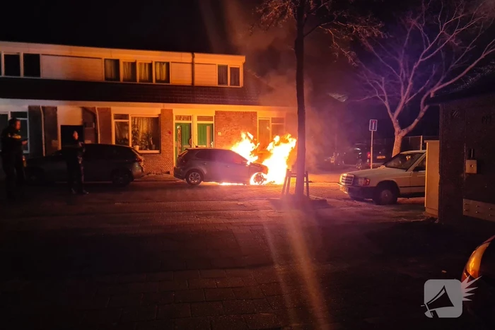 Veel rook bij brand in geparkeerde auto