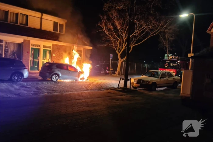 Veel rook bij brand in geparkeerde auto