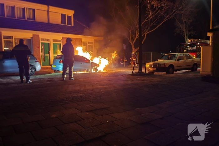 Veel rook bij brand in geparkeerde auto