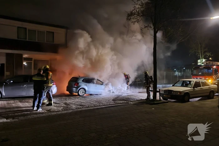 Veel rook bij brand in geparkeerde auto