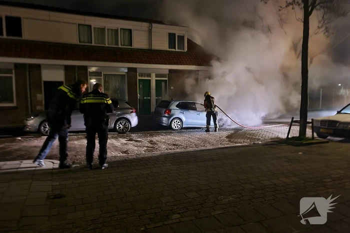 Veel rook bij brand in geparkeerde auto