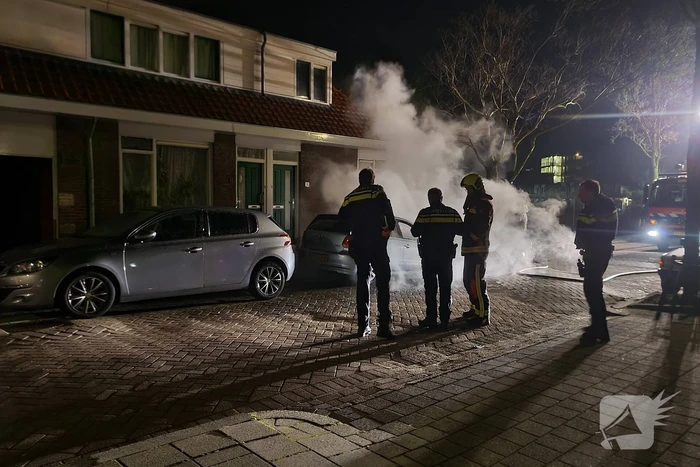 Veel rook bij brand in geparkeerde auto