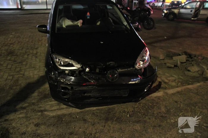 Twee auto's botsen op elkaar