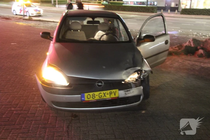 Twee auto's botsen op elkaar