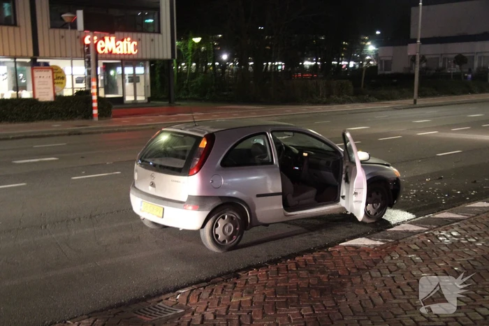 Twee auto's botsen op elkaar