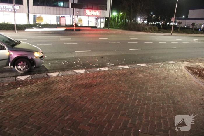 Twee auto's botsen op elkaar