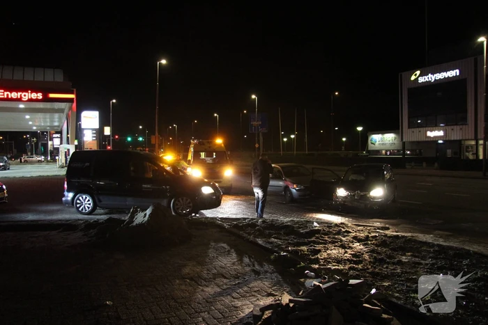 Twee auto's botsen op elkaar
