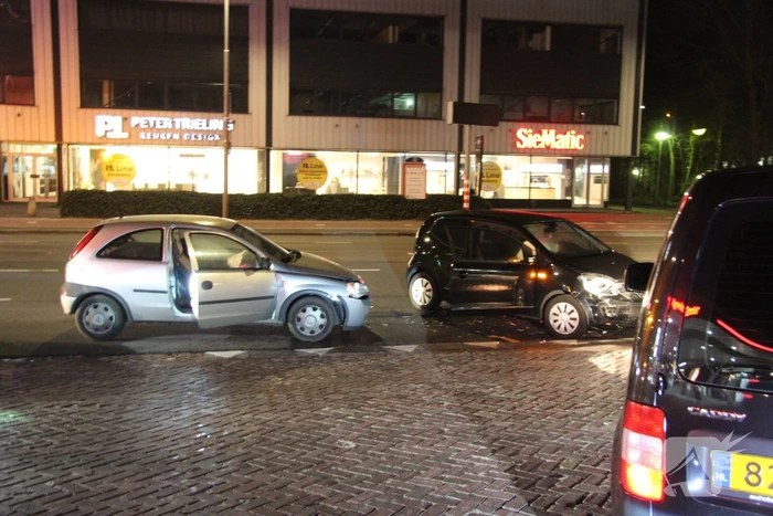 Twee auto's botsen op elkaar