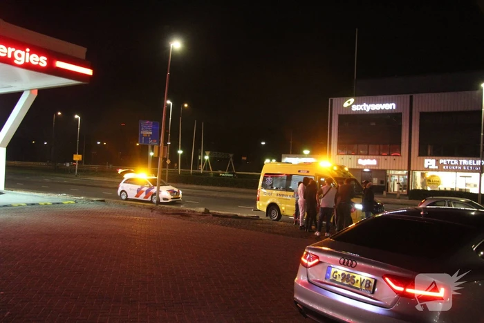 Twee auto's botsen op elkaar