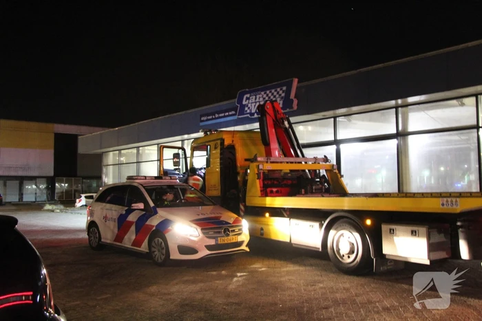Twee auto's botsen op elkaar