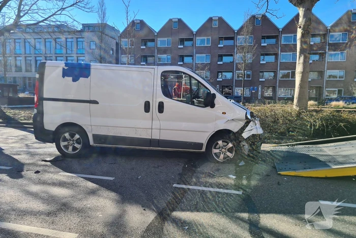 Auto en bestelbus beschadigd na ongeval