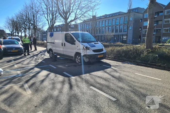 Auto en bestelbus beschadigd na ongeval