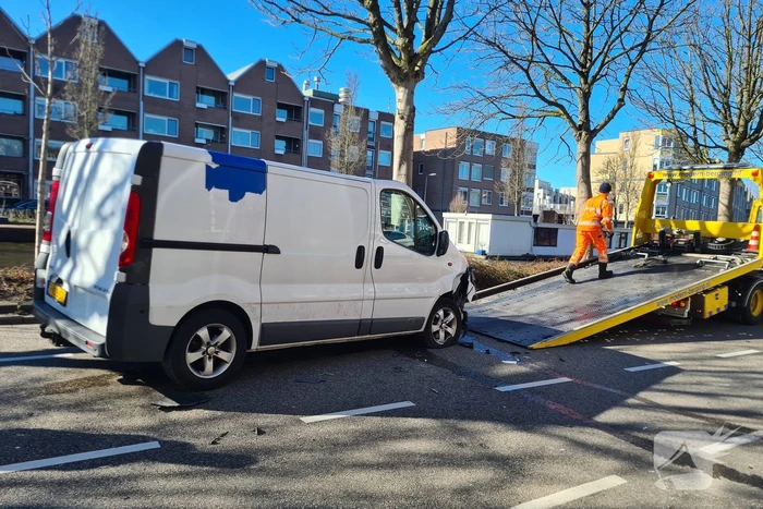 Auto en bestelbus beschadigd na ongeval