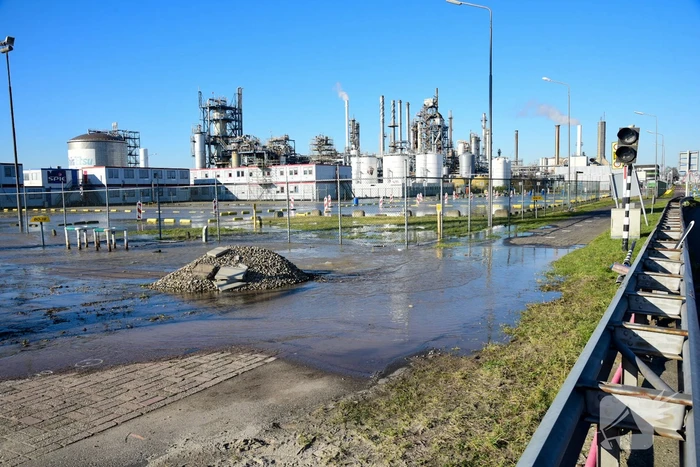 Waterballet op terrein van chemisch bedrijf