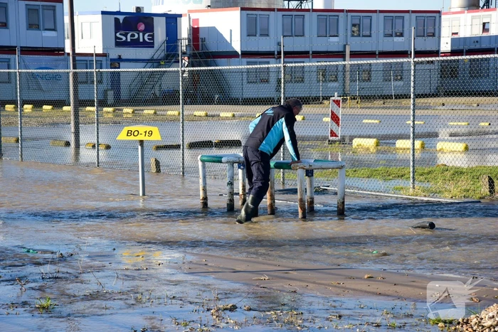Waterballet op terrein van chemisch bedrijf
