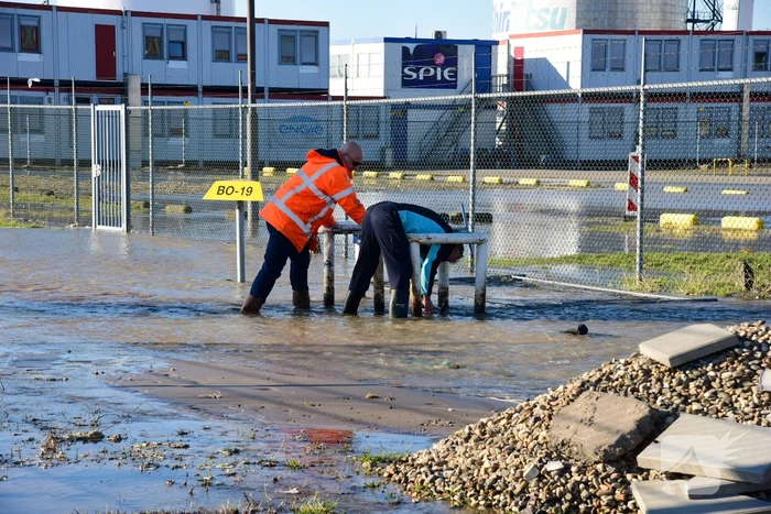 Waterballet op terrein van chemisch bedrijf