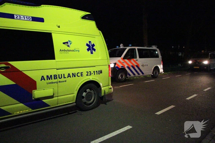 Carnavalsvierder valt in het water tijdens plasje plegen