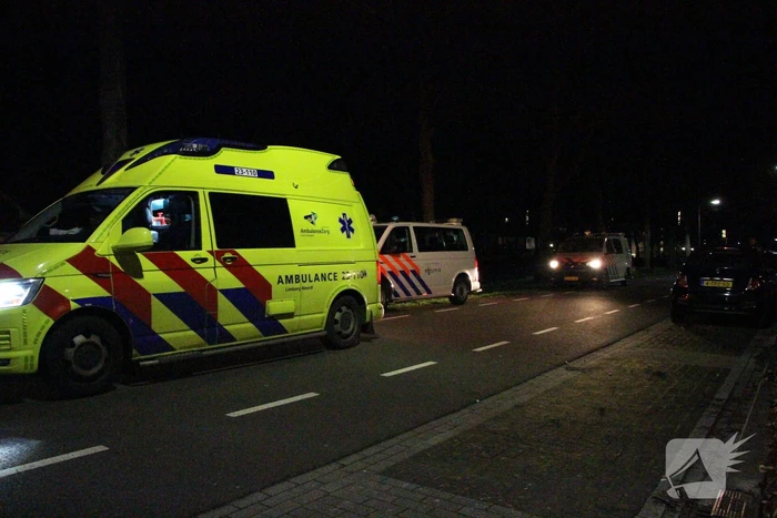 Carnavalsvierder valt in het water tijdens plasje plegen