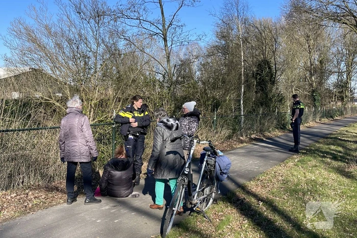 Wielrenners botsen op fietster en gaan ervandoor