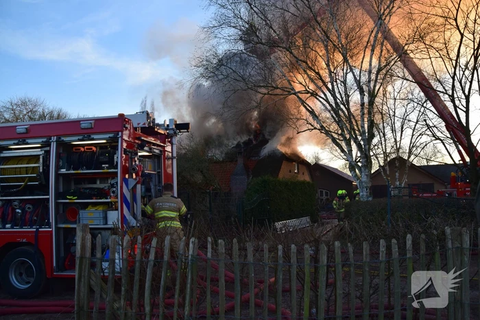 Rietendak woning in brand