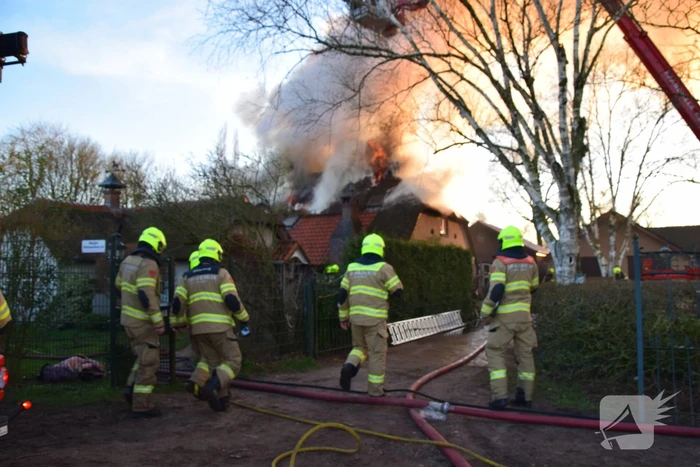 Rietendak woning in brand